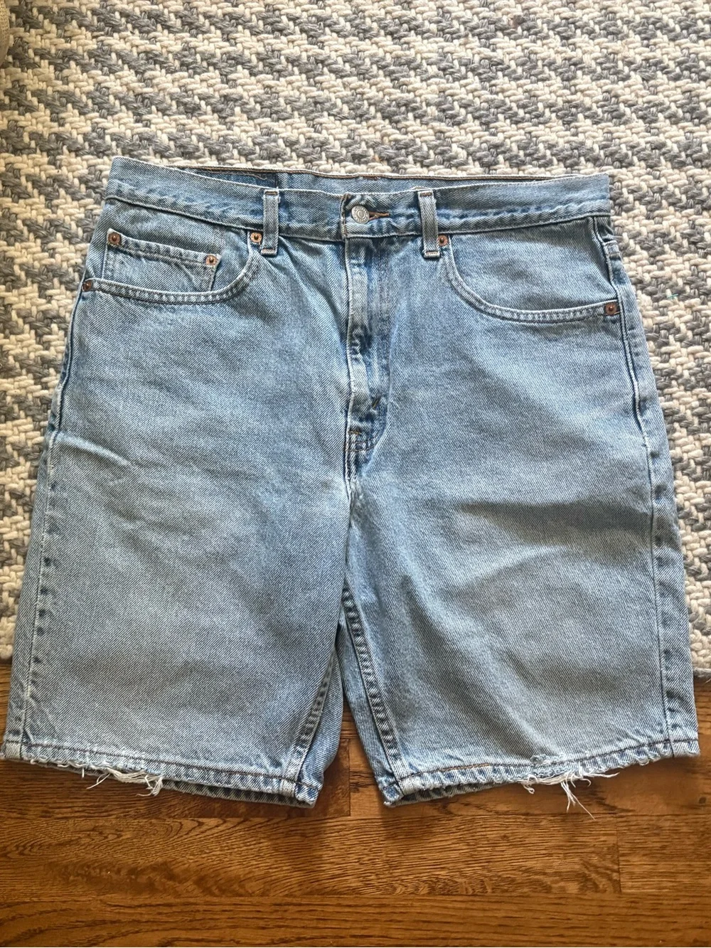Vintage Y2K Levi's 505Light Wash Blue Denim Shorts 32x7 distressed red tab 2001